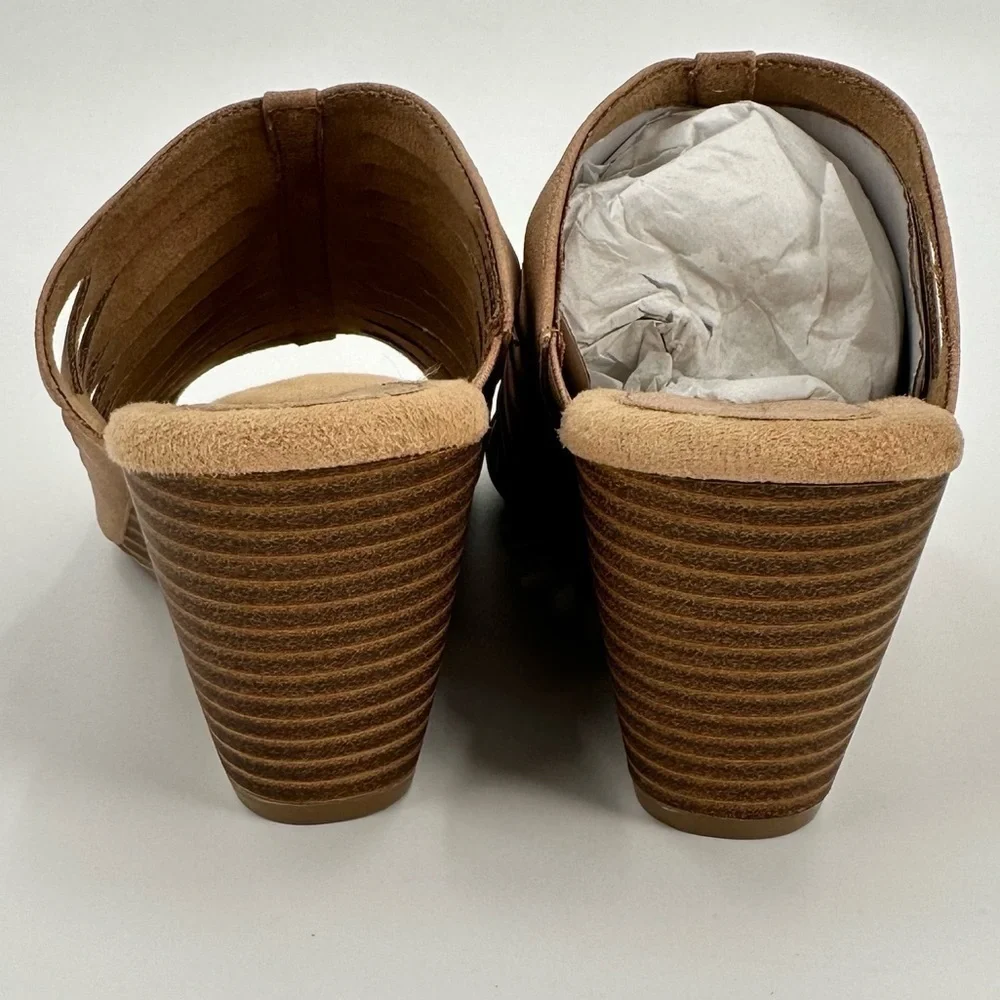 SOLANZ Paige NWOB Women’s Open Toe Tan Faux Suede Slip On Wedges Size 7.5M